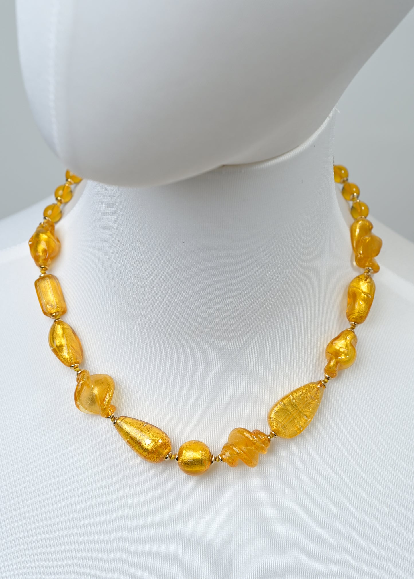 華やかなシーンでも普段使いでも・・主役を引き立てるベネチアンガラスのネックレス トパーズ色