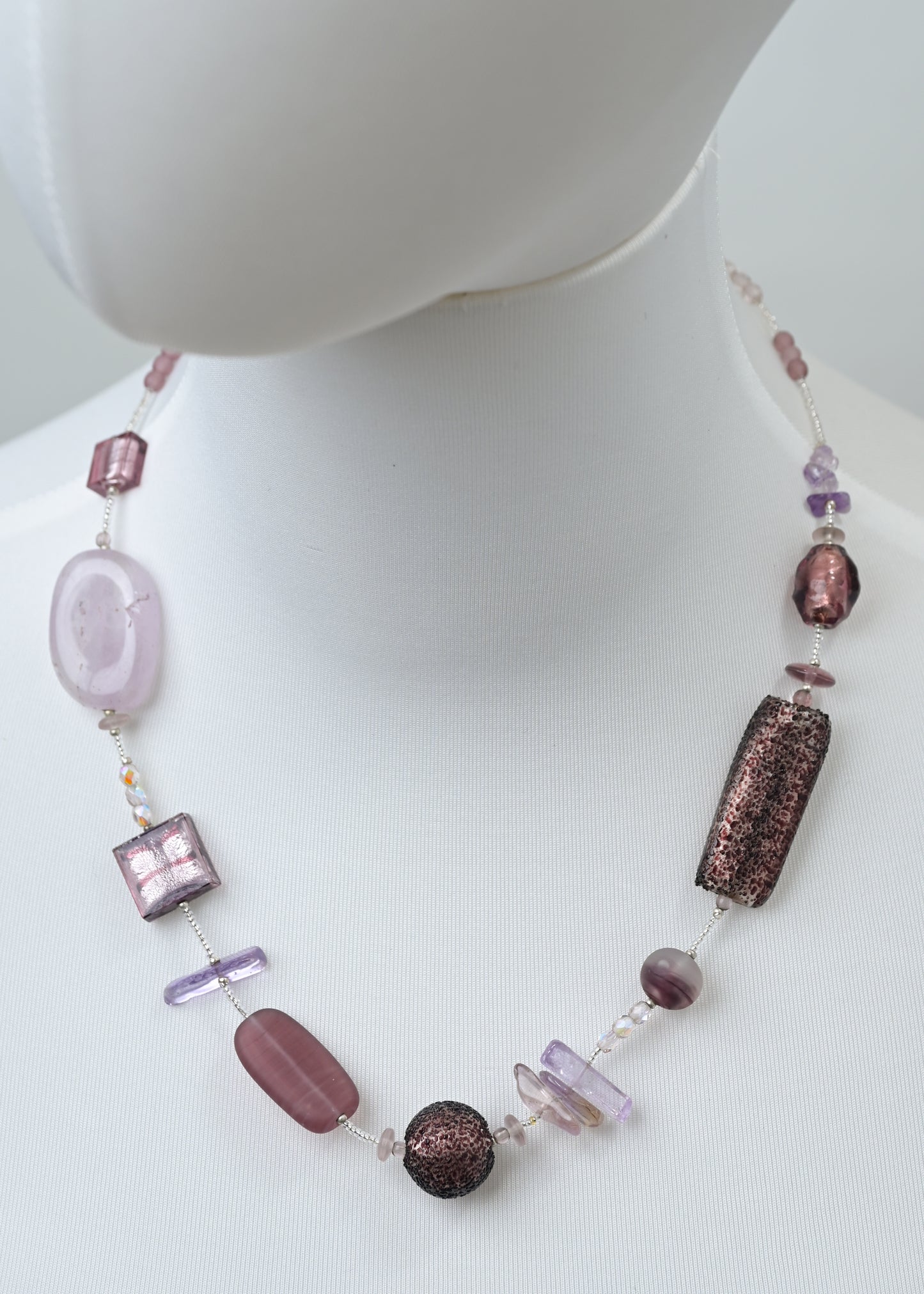 高貴な色合い 落ち着いた雰囲気のベネチアンガラスネックレス