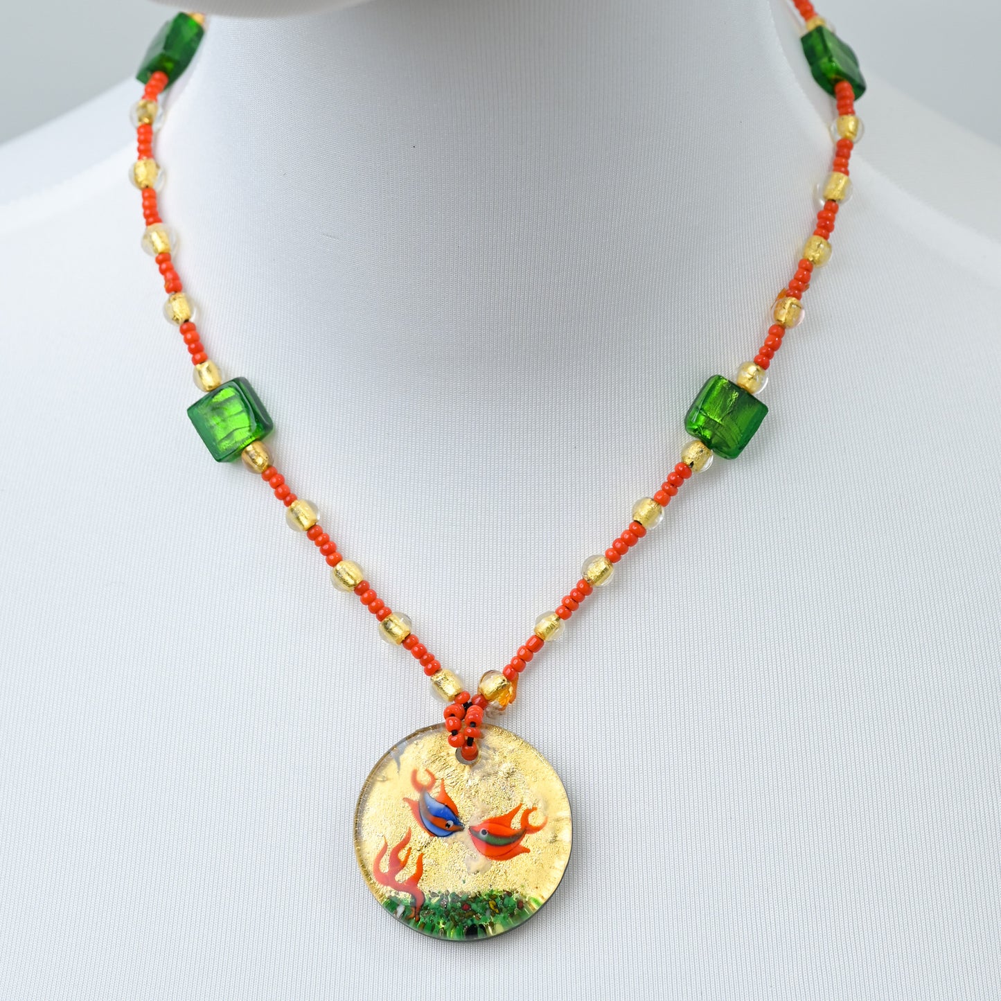 個性的!金魚とヴィンテージガラスのネックレス