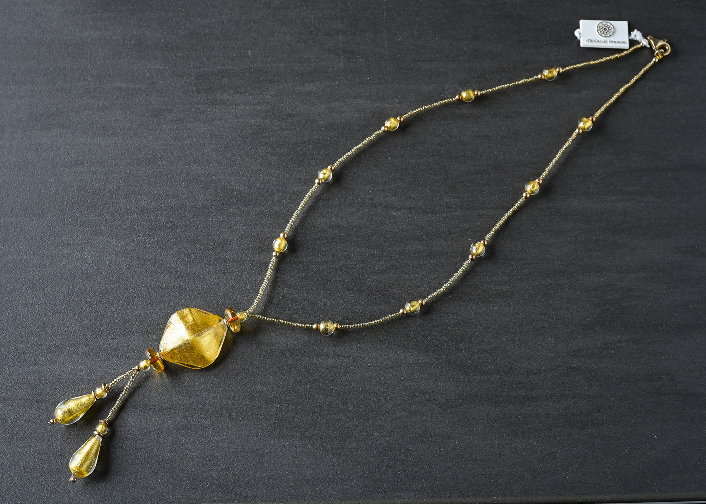 ゴールドの美しさがひきたてる ベネチアンガラスのネックレス