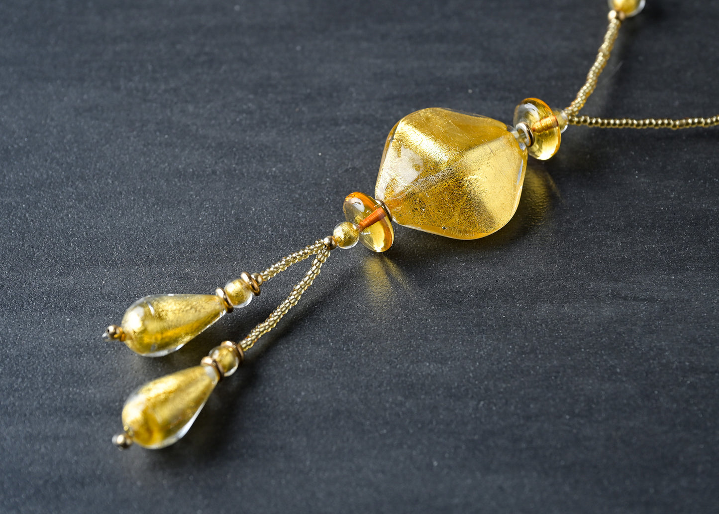 ゴールドの美しさがひきたてる ベネチアンガラスのネックレス