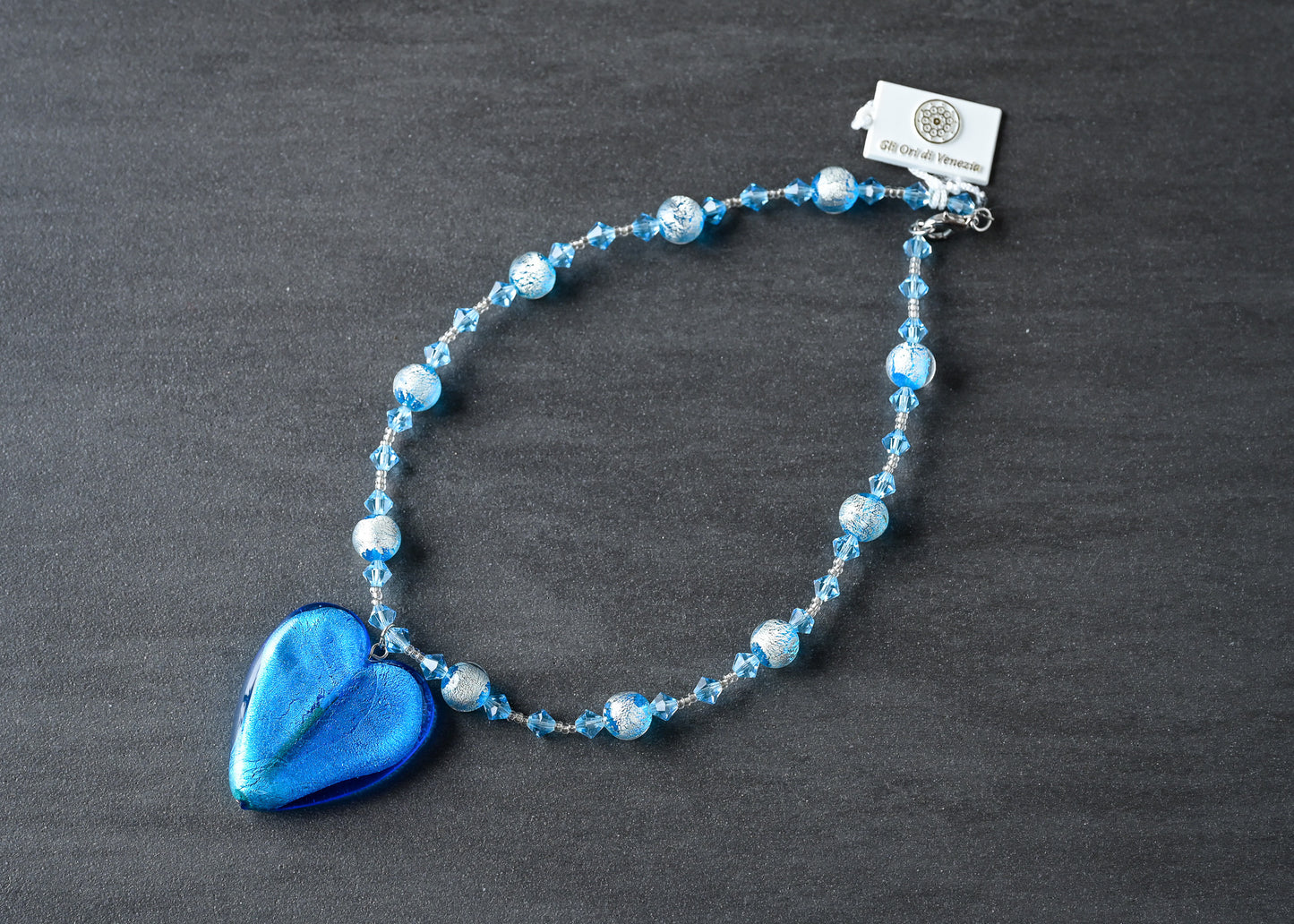 美しいハートが目を惹く 真っ青なハートのネックレス