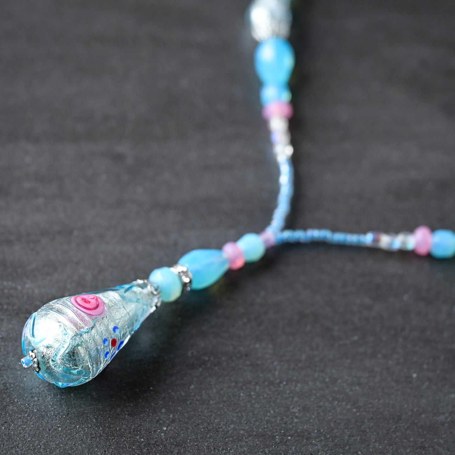 フィオラートビーズのネックレス しずくの花柄ビーズ ときめきネックレス