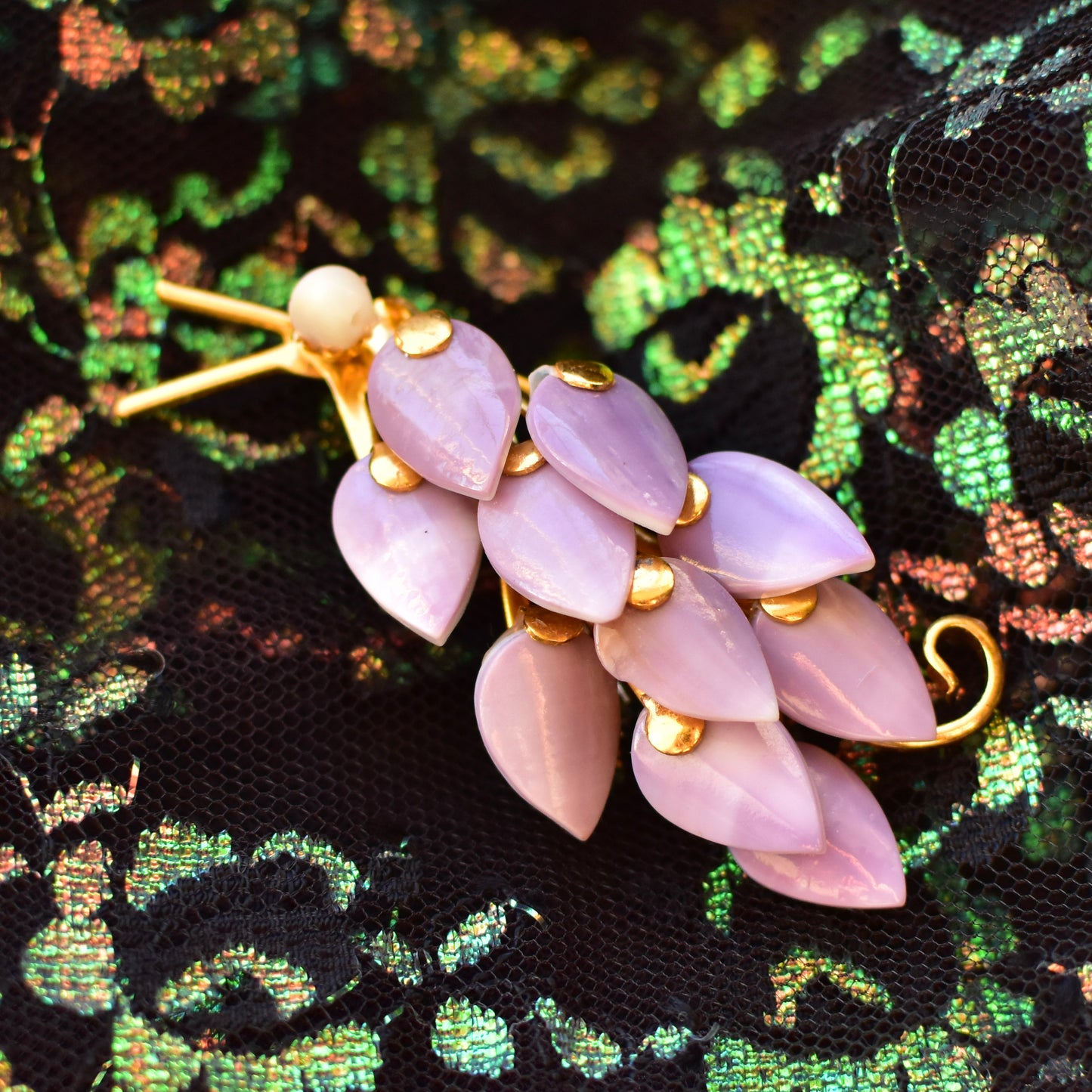 Shell brooch shape of a bird