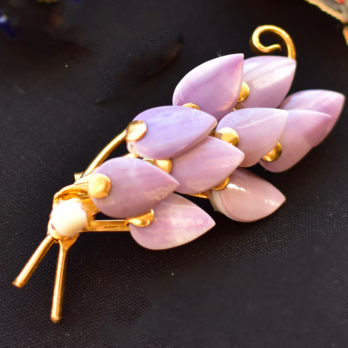 Shell brooch shape of a bird