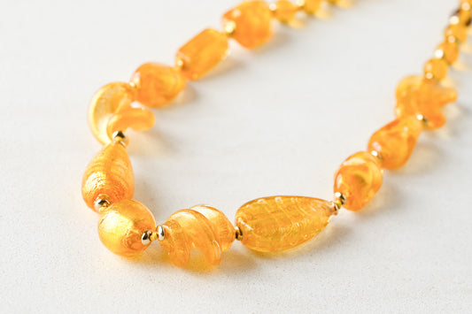 華やかなシーンでも普段使いでも・・主役を引き立てるベネチアンガラスのネックレス トパーズ色