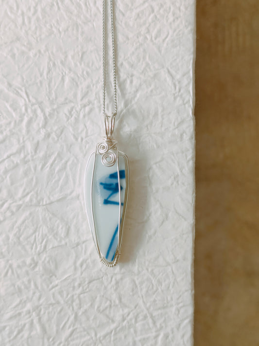 パイプをふかす異人の口元ネックレス｜メリー